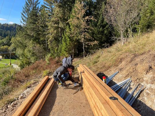 Startschuss für Bau des 18m langen Holzstegs...