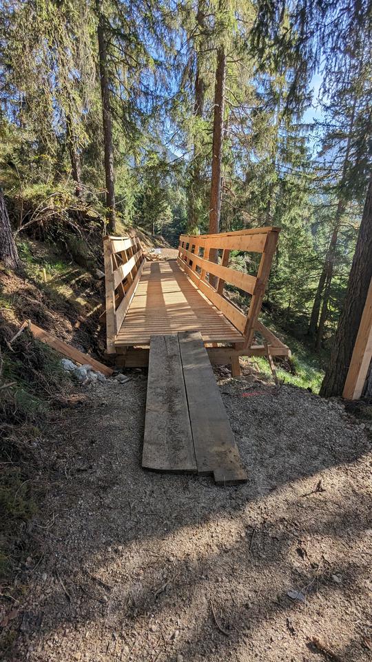 Die Holzbrücke ist auch so gut wie fertig und es fehlen nur noch Ein- und Ausfahrt...